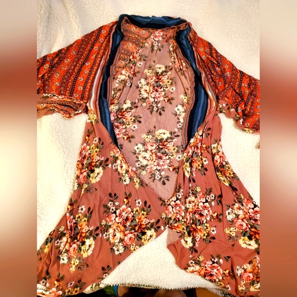 Umgee Tops - Womens Umgee M/L floral duster. In good condition